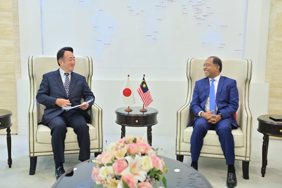 ZambryOfficial's tweet photo. Saya menerima kunjungan daripada Duta Besar Jepun Ke Malaysia, TYT Takahashi Katsuhiko. Kunjungan hormat ini membuktikan keakraban kedua-dua Kerajaan Malaysia dan Jepun yang saling bertemu bagi membincangkan hal-hal berkaitan kedua-dua negara.

#wismaputra 
#doczam
#malaysiajapan https://t.co/zqNJS2VUzx