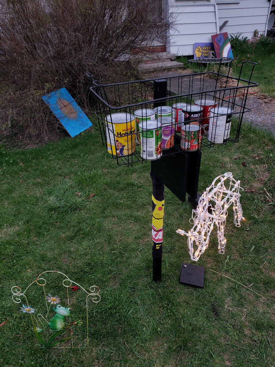 TimothyMShelley's tweet photo. Napanee Ontario has gained a Community Food Basket, today, i hereby announce. You are first to know.

#Food #UnityforCommunity https://t.co/S6PiYrMqm2