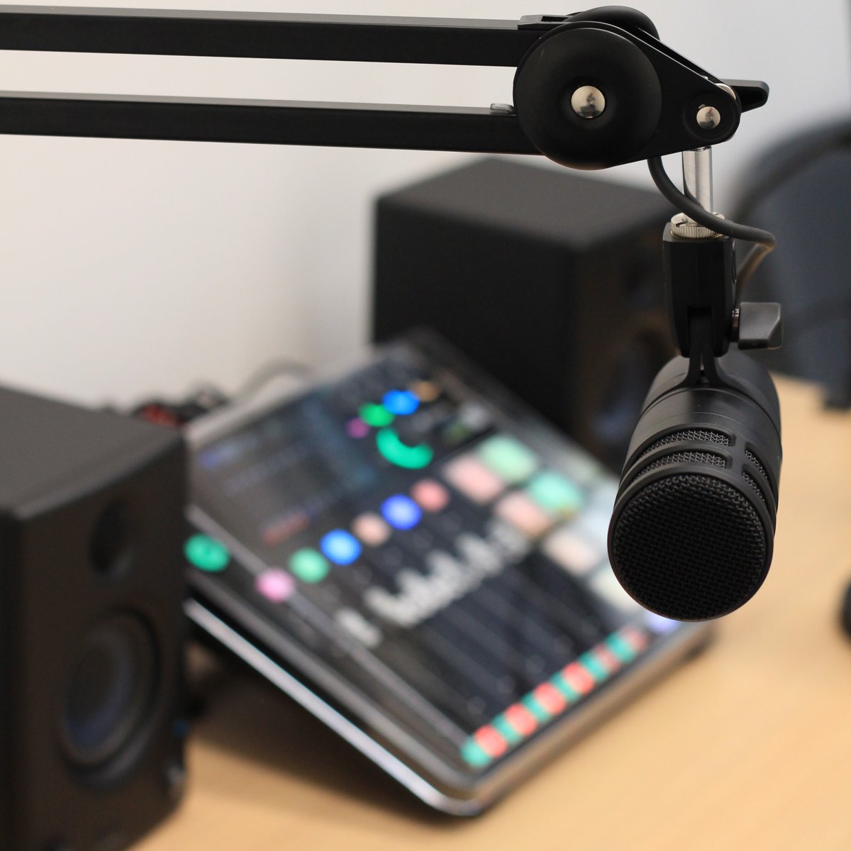 flexhqofficial's tweet photo. We're always looking for ways to improve the FlexHQ experience, and our newest addition is no exception! Take a sneak peek at our brand-new podcast room and get ready to create some amazing content 🎙️🚀

#cowarehousing #podcast #recording #workspace #coworking #ecommerce https://t.co/CWREXZUP6x