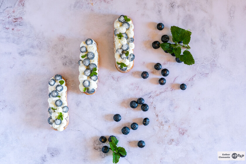 GOURMETSELECTN's tweet photo. Eclairs o relámpagos de arándanos y queso mascarpone: una versión primaveral de este clásico de la repostería francesa https://t.co/i9aiTAi3PY https://t.co/eE2SygueDa
