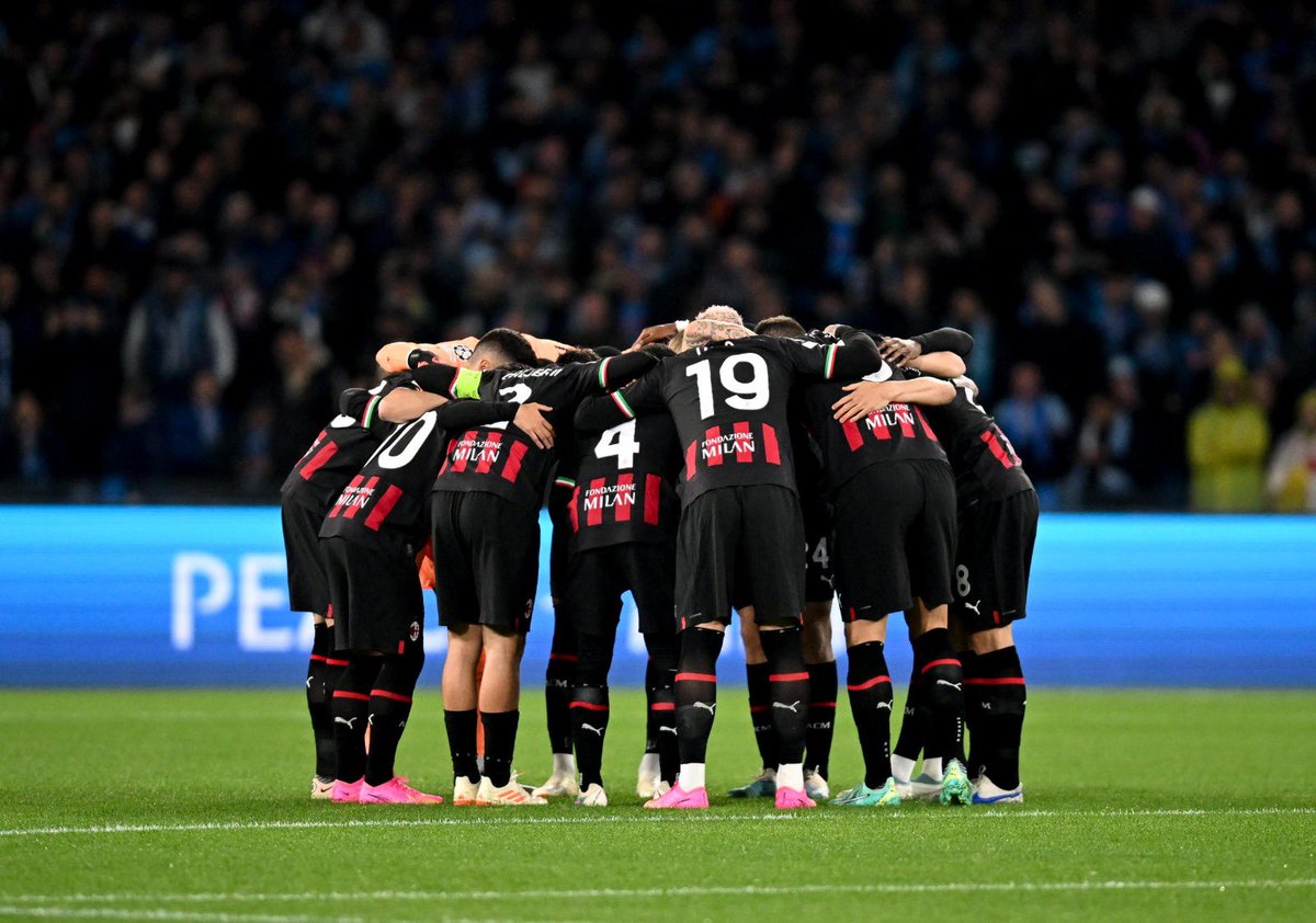 Che squadra! Andiamo! 👊🏻👊🏻👊🏻 @championsleague semifinals yesssss ❤️🖤 @acmilan #NapoliMilan #UCL