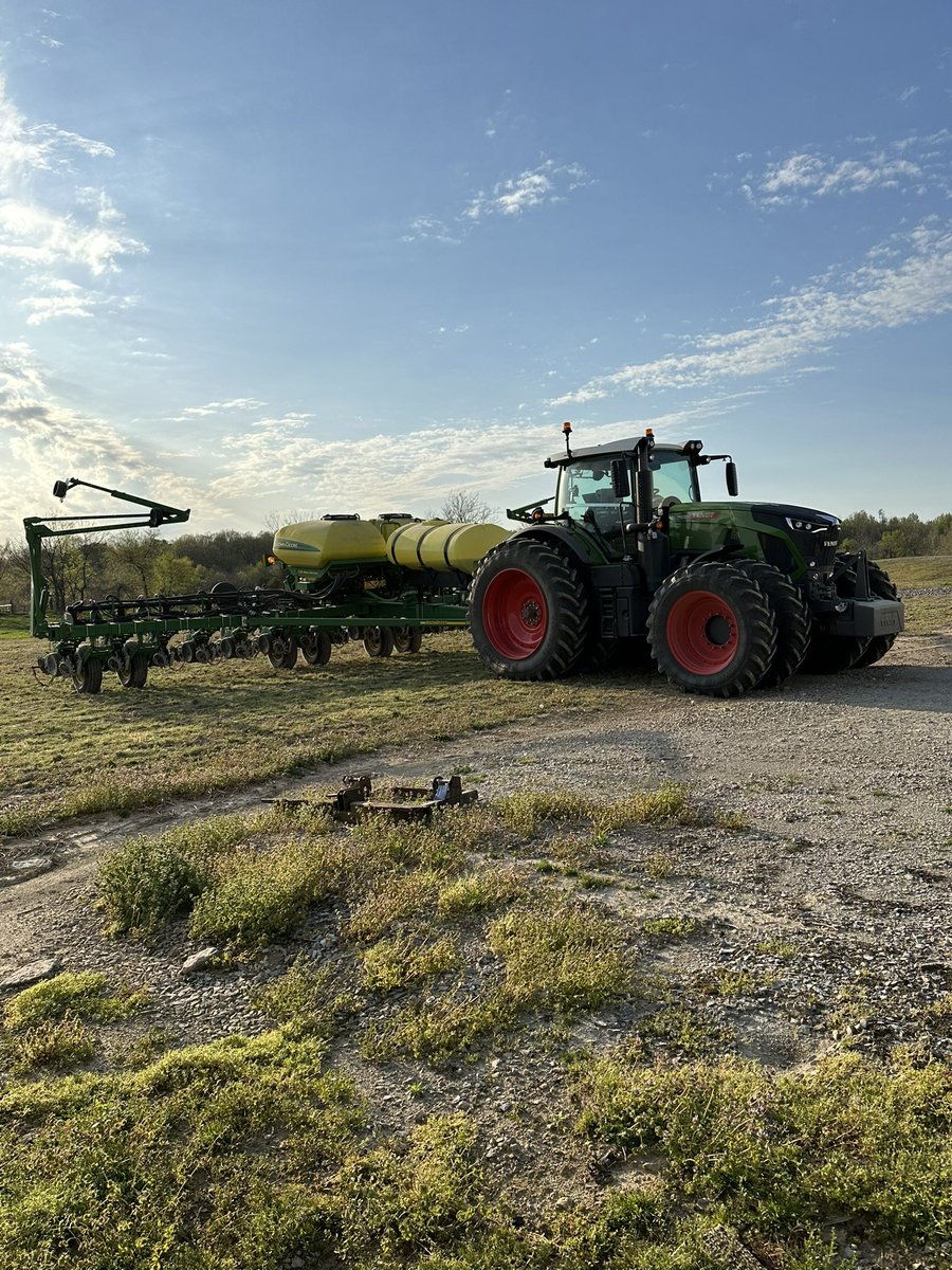 garrettmarsh6's tweet photo. Getting after it in Southern Indiana. #agrilytics #plant23 https://t.co/KK9ZAxLm2y