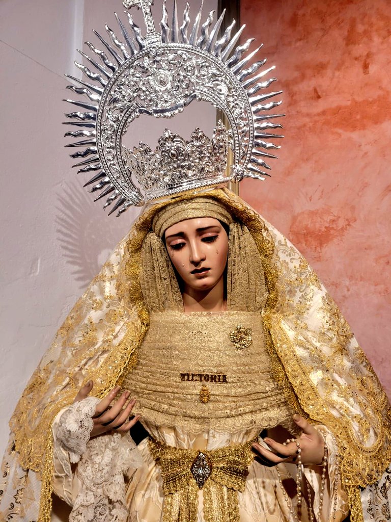 BorriquitaCoria's tweet photo. Así amanece María Santísima de la Victoria, ataviada para la Pascua de Resurrección.
Enhorabuena una vez más a Priostia, sus Camareras y su Vestidor, D. Antonio Bejarano @abejaranito 
#SaludyVictoria https://t.co/H2OcACXYJw