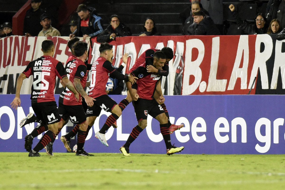 Sudamericana's tweet photo. Subí que te llevo, @Newells. ⚽️🏆

#LaGranConquista https://t.co/2OXmaYOsAq