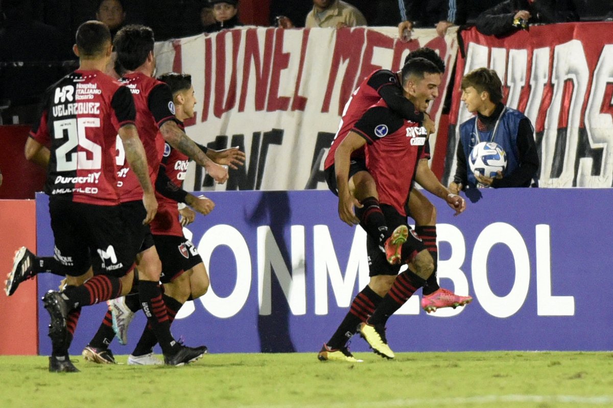 Sudamericana's tweet photo. Subí que te llevo, @Newells. ⚽️🏆

#LaGranConquista https://t.co/2OXmaYOsAq