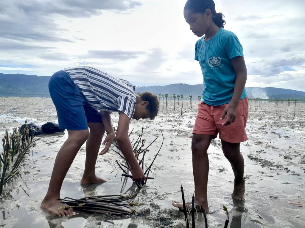 nawi_island's tweet photo. Protecting our planet one step at a time! 🌍🌊 Nalase Church Youth Group from Yaroi Village making a difference by cleaning up the beach and planting mangroves. Together, we can create a cleaner and healthier environment for generations to come. 👏🌿#EnvironmentalAction https://t.co/cKImT76SdI