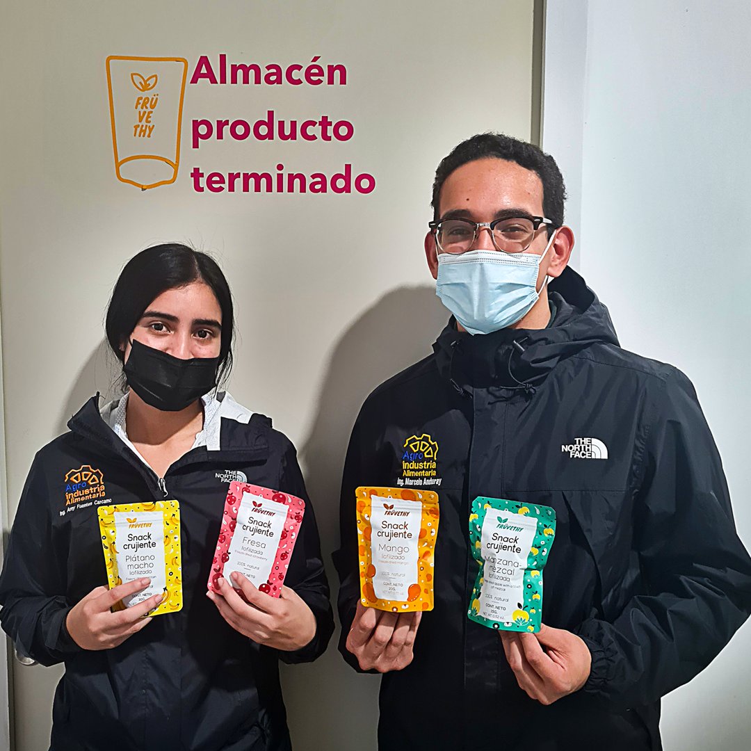 fruvethy's tweet photo. Estamos muy contentas de haber recibido a Amy y Marcelo como parte de sus prácticas  profesionales de intercambio entre la Universidad Zamorano  en Honduras y  @utvco en Oaxaca 

En estos meses trabajamos en el desarrollo de nuevos productos con ingredientes liofilizados. https://t.co/lJ3i6TvEhl