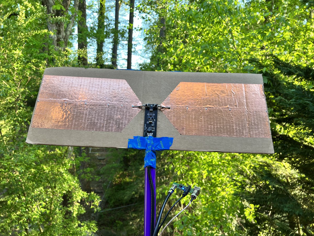 ibelings's tweet photo. Testing the E-field dipole for 2-60 MHz. The signals are really strong with sharp nulls. The new board is powered through the coax. #hamradio #FT8 #Antennas https://t.co/c39w4NvnkR