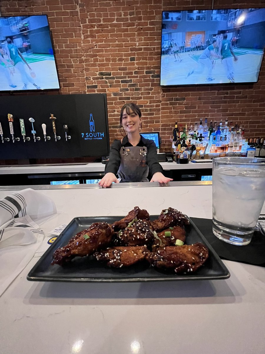 gpwein's tweet photo. ordered some wings too. bartender is great! https://t.co/aE3BGqjYp4