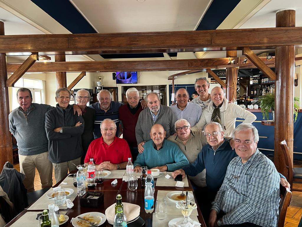 anibalsteffen's tweet photo. Jurásicos en abril. Inaugurando el otoño, los periodistas jurásicos volvieron a juntarse en el restaurante del Yacht Club para charlar, comentar y pasarla bien. Fuen un gran almuerzo. Nos reencontramos en junio. https://t.co/Fyg2JWI9Qa