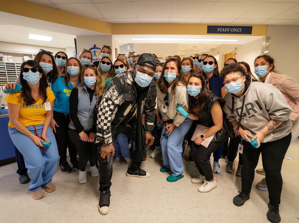 DavidOrtizFund's tweet photo. There is no better gift than the gift of love! Today our founder @davidortiz visited these sweet, resilient, and deserving children at @massgeneral 

Thanks to @bravegowns  for your continued support ❤️ https://t.co/cc9Dt5mSLt