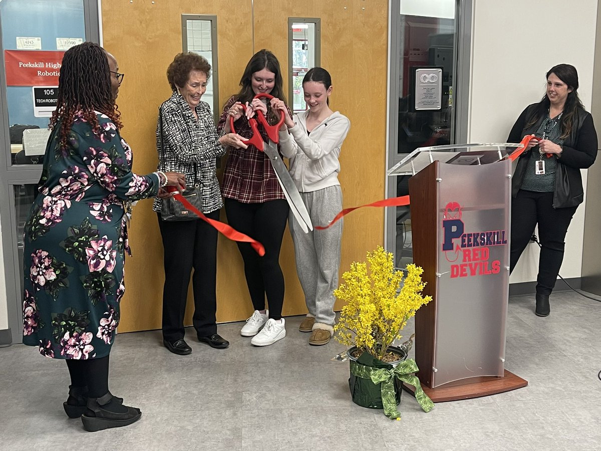 PeekskillCSD's tweet photo. Today we remembered @PCSDSecEd with love as we dedicated the “Daniel Callahan Legacy Lab” at the #Peekskill High School STEAM Center in Mr. Callahan’s honor. #Foreverinourhearts 💚 https://t.co/B5aEE7N6gp