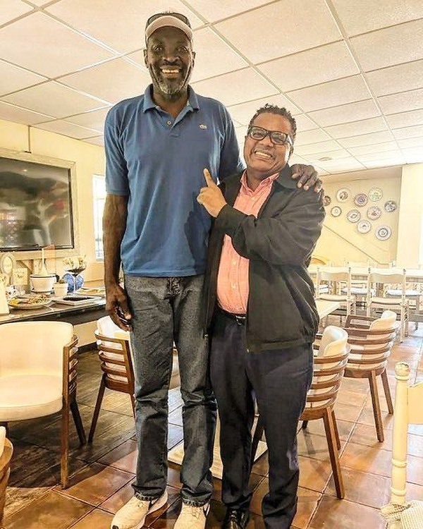 RDBSeleccion's tweet photo. ¡Un encuentro de titanes! 📸 @pochyfamilia y el legendario José "Grillo" Vargas se reunieron para compartir su amor por el baloncesto 🏀 ¡Dos gigantes dominicanos juntos! 🙌 #Leyendas #Baloncesto #Música #CocoBand @rafael_uribe https://t.co/s1CpWGVxJJ
