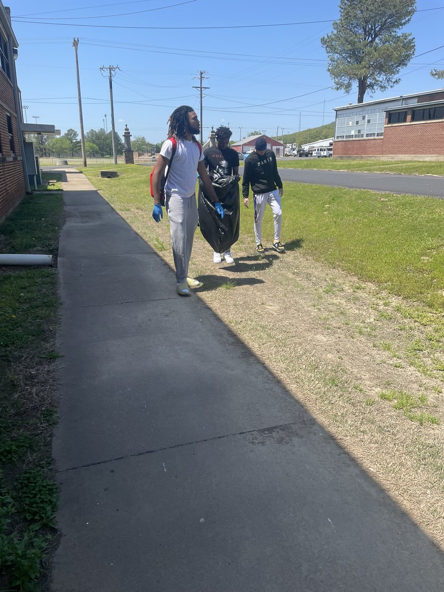 EOSCMBB's tweet photo. Shoutout To Our Guys Who Participated In Today’s Campus Spring Clean-Up! #TheE https://t.co/N7XWLiSdCF