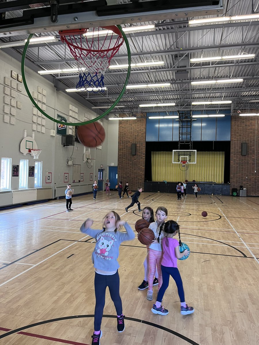 AdonnaHickey's tweet photo. From #gradek to #grade6 enjoying basketball today in PE class @Hazelwood_Elem https://t.co/CmjpdJJjHe