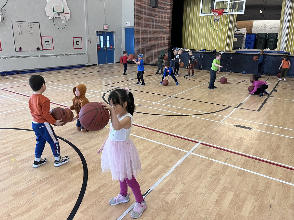 AdonnaHickey's tweet photo. From #gradek to #grade6 enjoying basketball today in PE class @Hazelwood_Elem https://t.co/CmjpdJJjHe