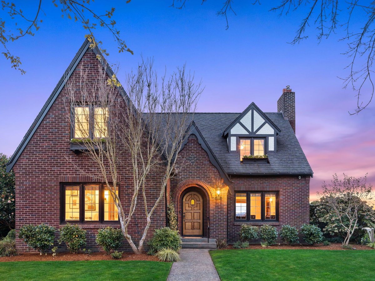 RealogicsSIR's tweet photo. ✨Style to the MAX in this elegent Magnolia Tudor. 

Represented by Kara Mumma.

View the listing details at 📲 https://t.co/7jEX4rkv9J https://t.co/ieOEMmnre8