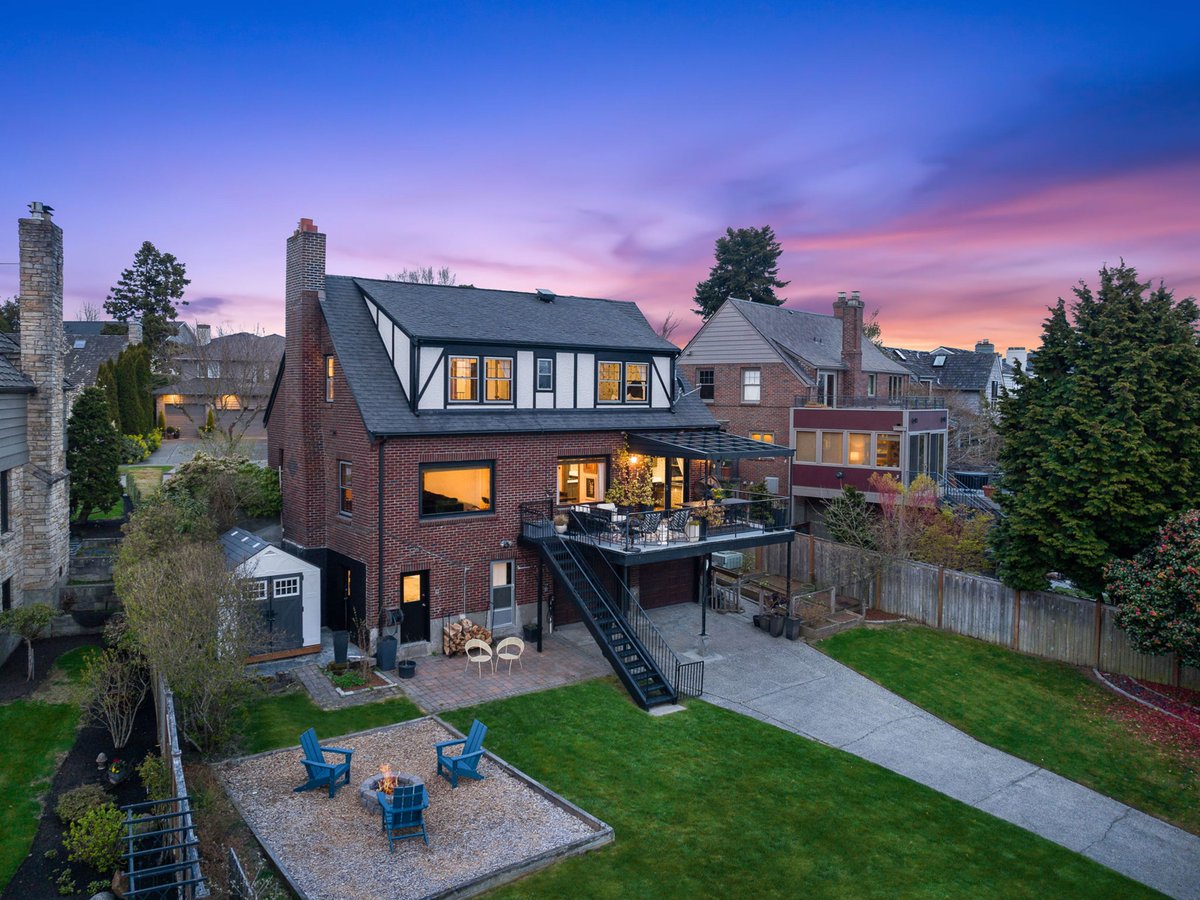 ✨Style to the MAX in this elegent Magnolia Tudor. 

Represented by Kara Mumma.

View the listing details at 📲 2053558.rsir.homes