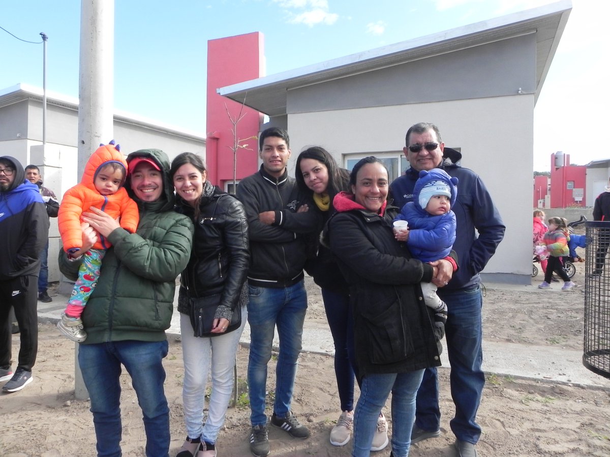 ipavlapampa's tweet photo. 9️⃣9️⃣ familias de Santa Rosa recibieron sus casas 🏡

👉 Además, el gobernador Sergio Ziliotto, anunció la construcción de 360 viviendas más en la ciudad.

🙌 Les deseamos muchas felicidades a las y los adjudicatarios

Nota ➡️ https://t.co/iMG15qyRe2

@GobiernoLaPampa 

#IPAV https://t.co/o79XcWKGAI