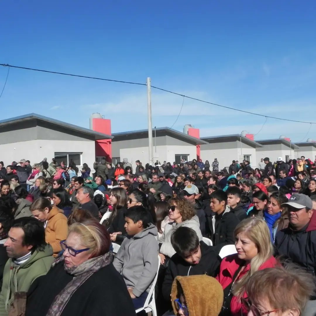 ipavlapampa's tweet photo. 9️⃣9️⃣ familias de Santa Rosa recibieron sus casas 🏡

👉 Además, el gobernador Sergio Ziliotto, anunció la construcción de 360 viviendas más en la ciudad.

🙌 Les deseamos muchas felicidades a las y los adjudicatarios

Nota ➡️ https://t.co/iMG15qyRe2

@GobiernoLaPampa 

#IPAV https://t.co/o79XcWKGAI