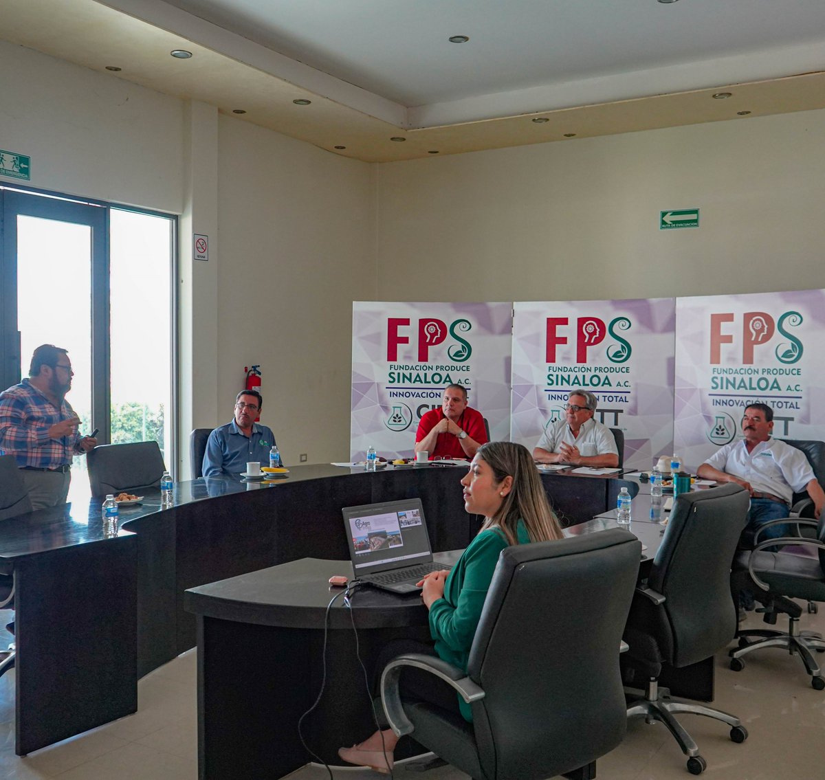 ProduceSinaloa's tweet photo. Reunión de Alta Dirección con el Nuevo Consejo de FPS. Se contó con la presencia del Presidente Ejecutivo de FPS, el Ing. Marte Vega Román. Acompañado del Presidente Zona Norte, el Ing. Enrique Heras, EL Presidente del Consejo  Zona Centro, el Ing. German Medina. https://t.co/co2jtUrOMR