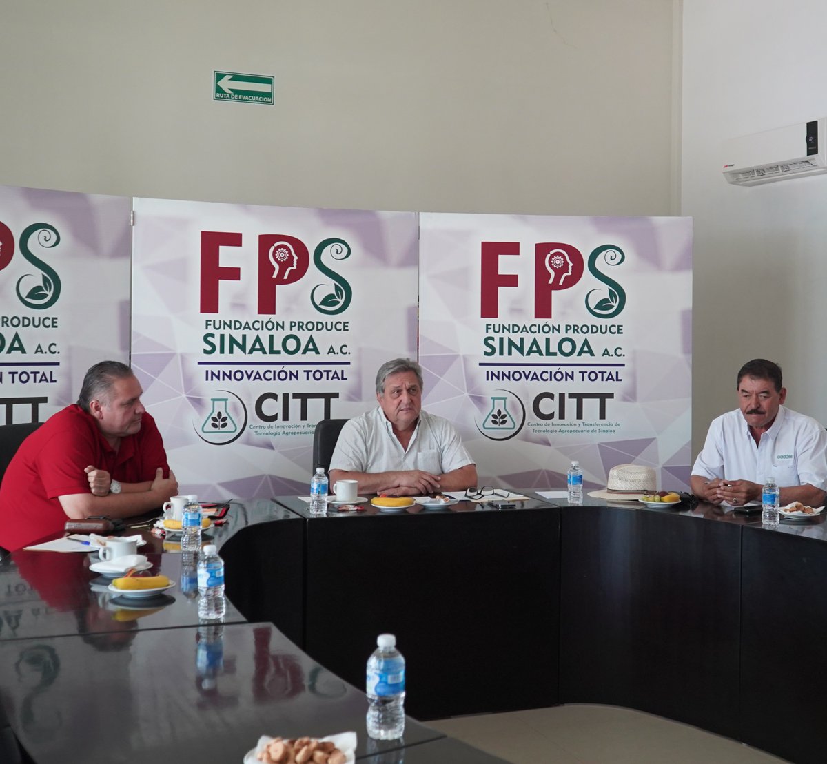 ProduceSinaloa's tweet photo. Reunión de Alta Dirección con el Nuevo Consejo de FPS. Se contó con la presencia del Presidente Ejecutivo de FPS, el Ing. Marte Vega Román. Acompañado del Presidente Zona Norte, el Ing. Enrique Heras, EL Presidente del Consejo  Zona Centro, el Ing. German Medina. https://t.co/co2jtUrOMR