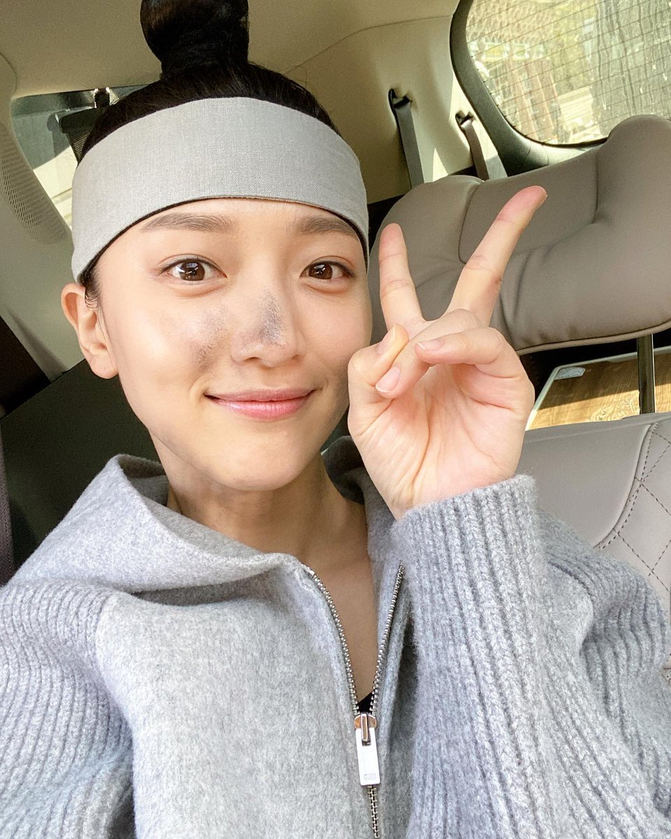 yejiinp's tweet photo. Don't ask me about my soiled face, we did some experiment with the crazy Kom Mongjin 🤷🏻‍♀️

Ahh, i miss Jaeyi Assi🥺 https://t.co/2dPFmk1QL9