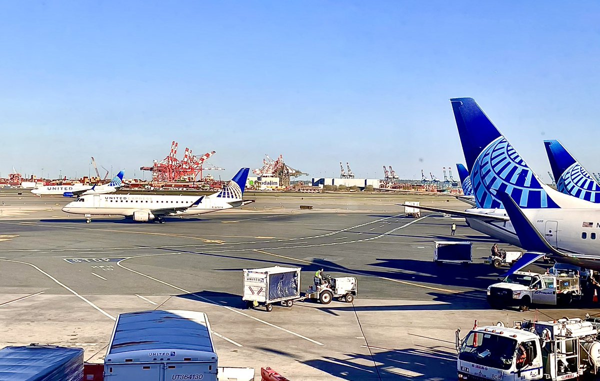 LenoxConsulting's tweet photo. Flights by @united heading to every corner of the USA, and beyond…traffic traveling smoothly up and down the New Jersey Turnpike… and the huge cranes keeping New Jersey’s ports running. All this in one picture… this is why smart businesses @ChooseNJ @PANYNJ https://t.co/pPHlctnC2O