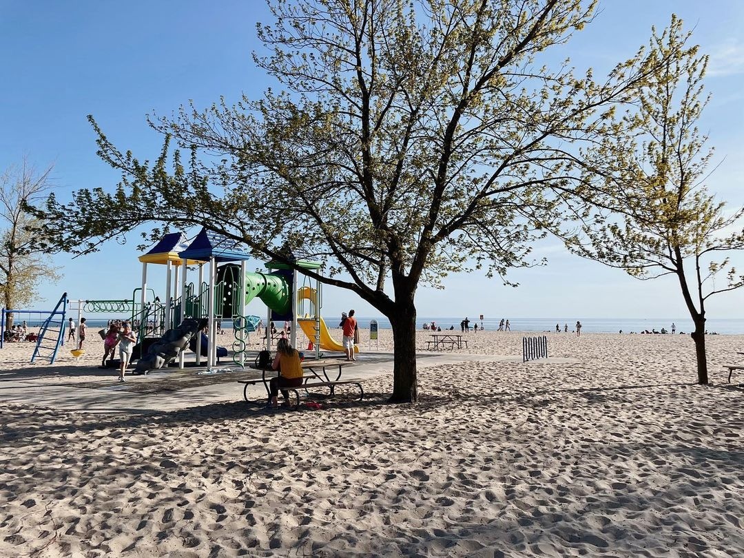 VisitGrandHaven's tweet image. A trip to Grand Haven’s beautiful state park is calling your name! ☀️

#visitgrandhaven #mistateparks #grandhaven #beachday #puremichigan #foodtrucks #familyfun 

📷 : @northshorecottage
📍: Grand Haven State Park