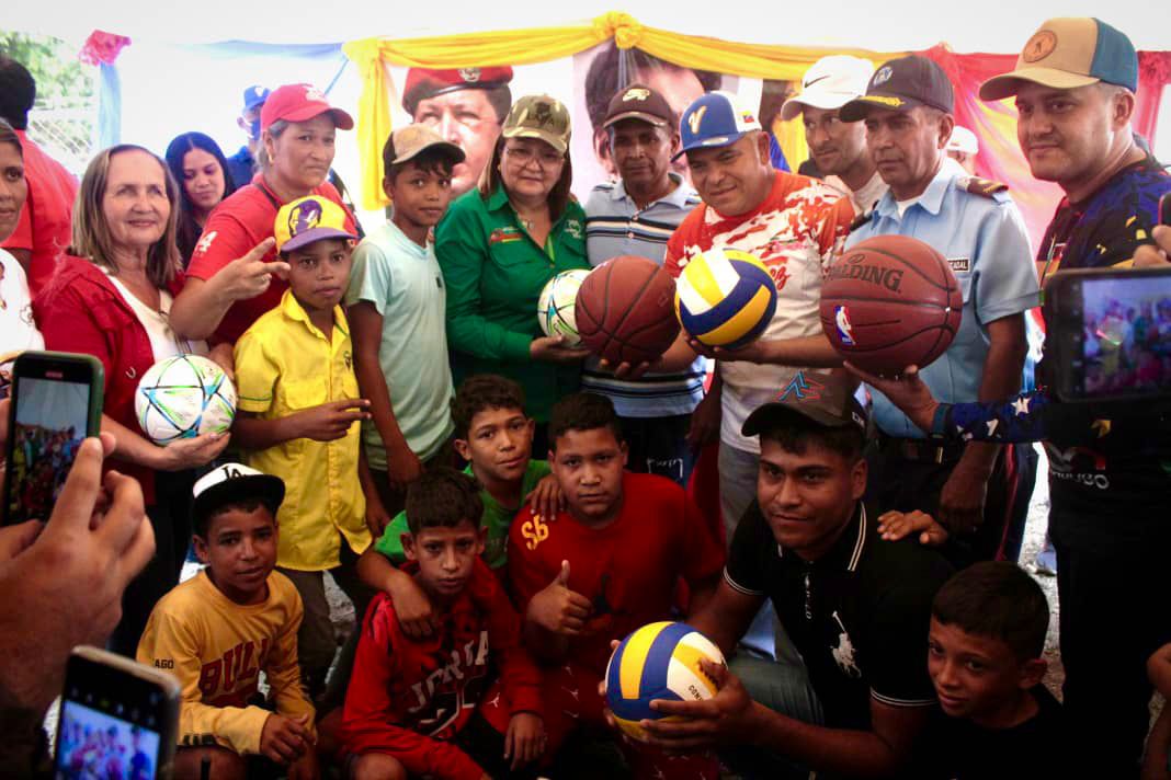 AdolfoP_Oficial's tweet photo. #18Abr A través del Plan de Amor en Acción a las Víctimas de la Guerra Económica en el municipio Jiménez parroquia Juan Bautista Rodríguez, entregamos kits escolares y deportivos, y también 600 bombillos a los jefes de UBCH para ser distribuidos en el sector Bolívar Libertador. https://t.co/9u05P6w5WX