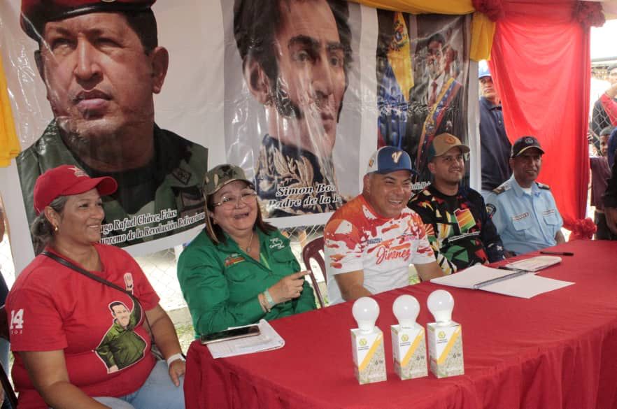 AdolfoP_Oficial's tweet photo. #18Abr A través del Plan de Amor en Acción a las Víctimas de la Guerra Económica en el municipio Jiménez parroquia Juan Bautista Rodríguez, entregamos kits escolares y deportivos, y también 600 bombillos a los jefes de UBCH para ser distribuidos en el sector Bolívar Libertador. https://t.co/9u05P6w5WX