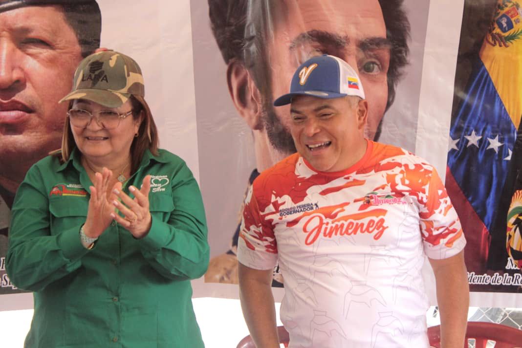 AdolfoP_Oficial's tweet photo. #18Abr A través del Plan de Amor en Acción a las Víctimas de la Guerra Económica en el municipio Jiménez parroquia Juan Bautista Rodríguez, entregamos kits escolares y deportivos, y también 600 bombillos a los jefes de UBCH para ser distribuidos en el sector Bolívar Libertador. https://t.co/9u05P6w5WX
