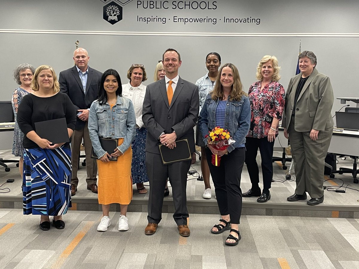 Who’s got #HelpingHands around this town? They do! Congrats for #Inspiring #Empowering and #Innovating others in Powhatan! <a href="/Pocapride/">PocahontasES</a> #PocaPreK5