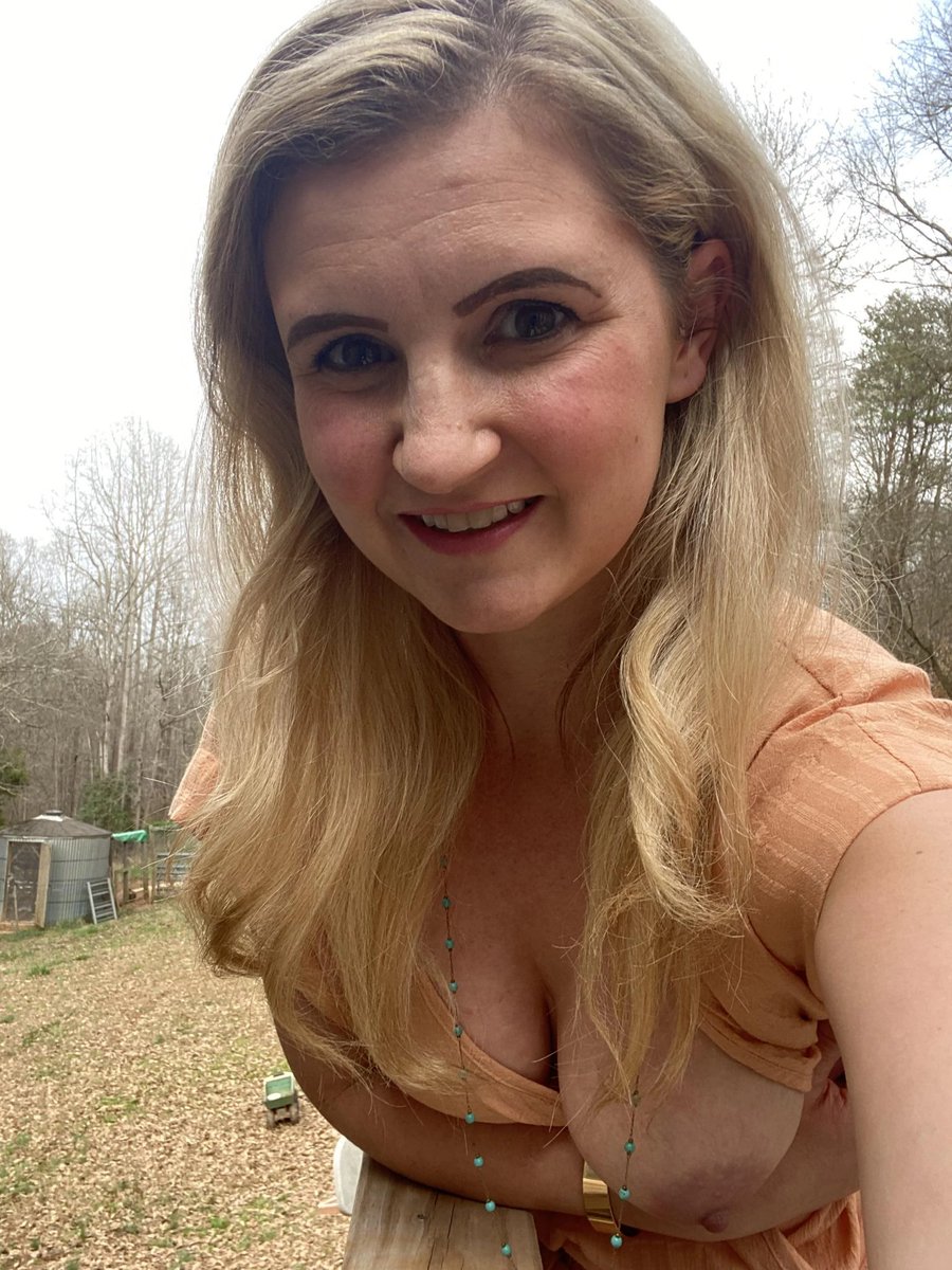 NaturalWomed's tweet photo. Granny of 3... 58 years, divorced... I like Bon Jovi, Metallica and AC/DC. Am I still hot for you? ❤️‍🔥😚 https://t.co/enmcjUjm0s