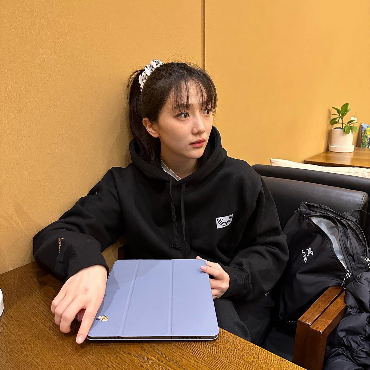 yejiinp's tweet photo. When Goeun is off duty 🖤 https://t.co/ObAAjMf8Pn