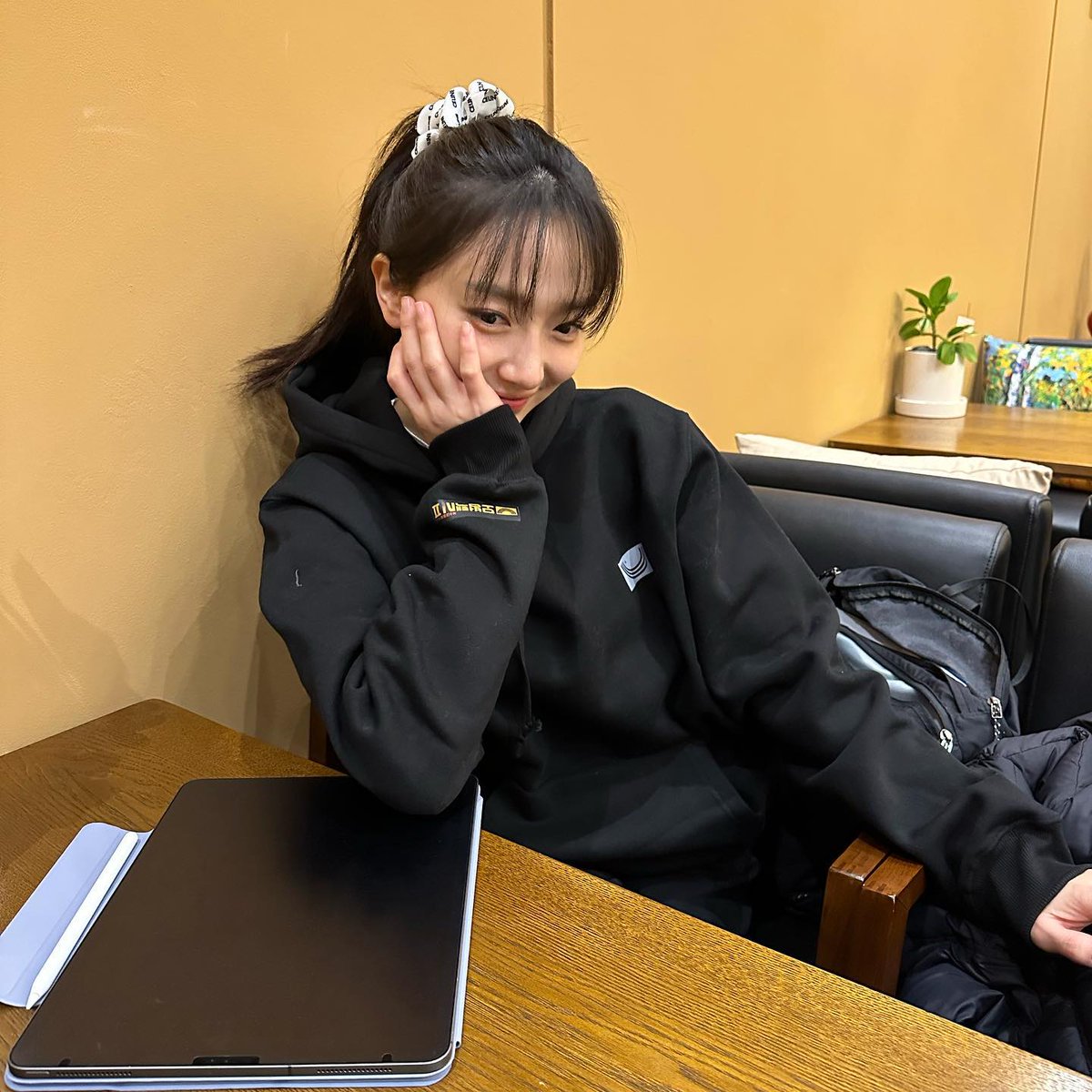 yejiinp's tweet photo. When Goeun is off duty 🖤 https://t.co/ObAAjMf8Pn