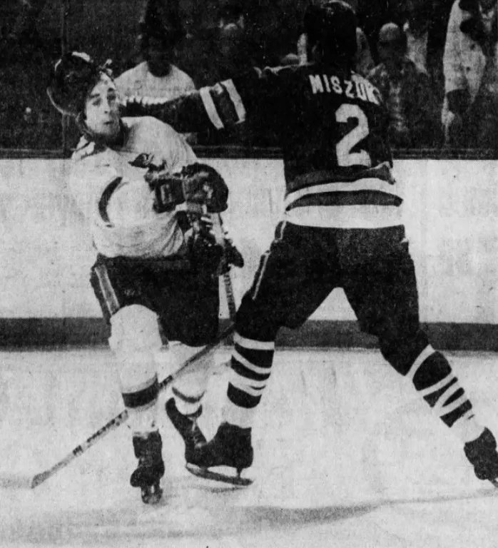 AZSportsHistory's tweet photo. 4/18/73 β The Phoenix #Roadrunners took a 3-2 Semifinals lead w/a 5-0 destruction of the San Diego Gulls in PHX's 1st #WHL Patrick Cup championship-run, each team having won at home through G5. G Don Caley: 14 saves in the shutout. AndrΓ© Hinse: 2G. Braun, Frver, Hicks: 1G each. https://t.co/3FmQGS6KKi