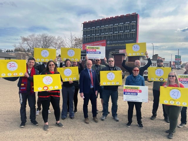 albertateachers's tweet image. Class size is a growing issue, pun intended. Teachers showed up at the billboard in Red Deer to discuss the problem with the media. 
Learn more at standforeducation.ca