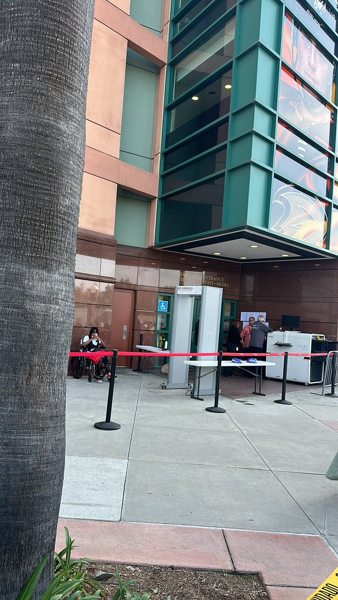 virtualbliss_xx's tweet photo. @wholesomehobi18 @xxbritneyhxx @x_andromeda_ @byuragi @justhaech i’m standing in line! this is my view https://t.co/es2kgT6ELo