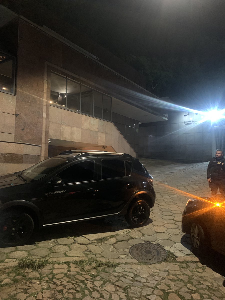 luzardo_debora's tweet photo. Aí tu chega em casa e te depara com
A tua garagem trancada porque um bonito resolveu estacionar e ir para o jogo!!@EPTC_POA @bmmetropolitano @transitogzh https://t.co/CFepEyQQE2