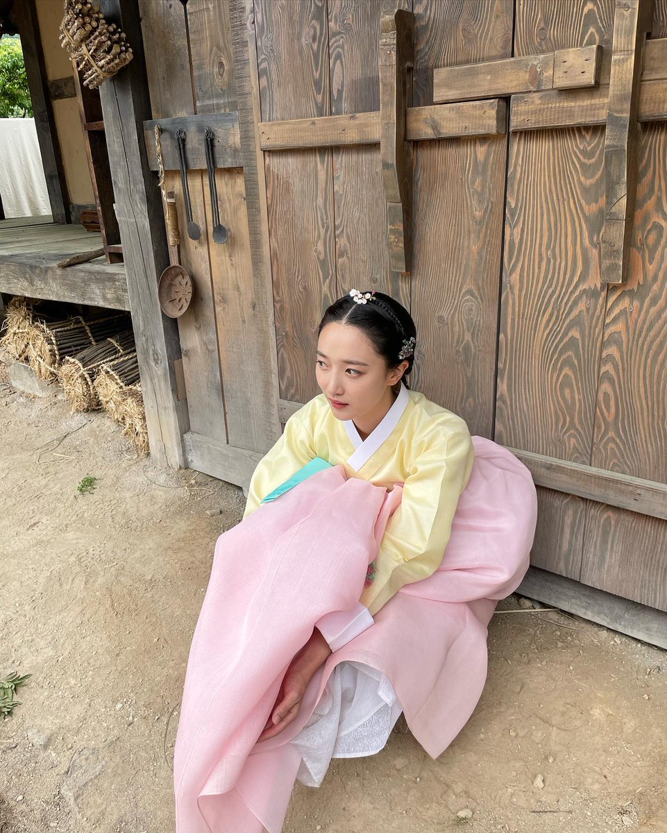 yejiinp's tweet photo. The day when Garam dressed as a woman. How does it look like? https://t.co/Ix4q1EndS4
