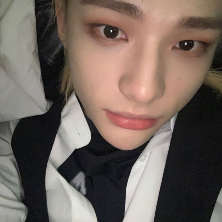 sttarhyun's tweet photo. ࣭     ⭑       ˗ˏˋ  ᶻ 𝗓 𐰁  ˎˊ˗     ﹙ ★ ﹚     
     
      ola, soy un nuevo bot hyunjin
vine para alegrar tu díhacerte sonreír,
     recuerda que eres importante. 

                    fav + rt    ‹𝟹 https://t.co/A8ksBcErtk