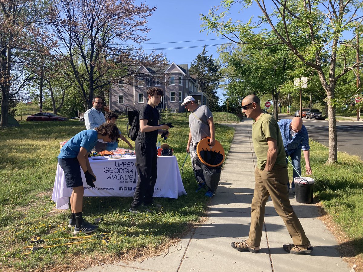 UpperGeorgiaAve's tweet image. Thanks to #ANC4B for organizing these #SpringBreak cleanups and to everyone who came out for ours (esp @ErinPalmerDC and @kevingilliganDC)! We picked up 16 bags of trash. 

More coming up in the next few days, including tomorrow w/ @MainStTakoma! 

RSVP at rebrand.ly/cleanups