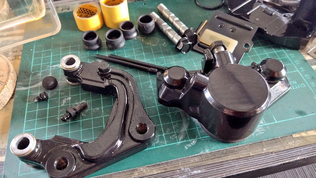 U8_8mamo10's tweet photo. おはようございます！
あまりにも依頼品が溜まりすぎてたので久々に深夜作業になった💦
そしてなぜか朝早くから目が覚める😱
#TOKICO #gunkote #キャリパー #ガンコート #ぎんコート #地獄のチューナー https://t.co/aHB6WS9oVg