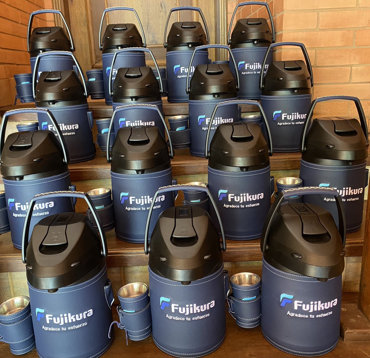 kbempresarial's tweet photo. 1200 termos culminados y entregados. https://t.co/AVzG8TFfOI