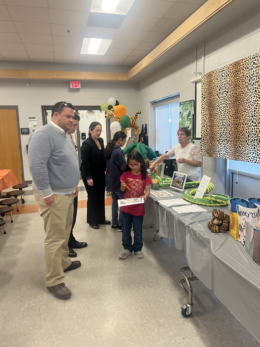 OHarold74's tweet photo. Look at the Tabb Elementary Tigers having fun at the EL Family Engagement Night! There is about to be a STEM challenge! Better watch out the families are engaged in the jungle! Great job Heather and Rebecca! ⁦@YCSD⁩ ⁦@TabbElementary⁩ https://t.co/1Qv7lxPKxP