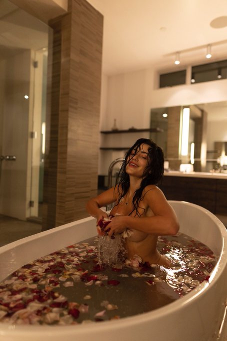 Uncensored set drops in 2 hrs. 🛁 Next 30 subs are just $4.99 (old &amp; new)  https://t.co/XMwpbtpDw6 https://t<a href="/tag/unicorn"class="tags"><span>#unicorn</span></a><a href="/tag/sober"class="tags"><span>#sober</span></a><a href="/tag/vibez"class="tags"><span>#vibez</span></a>