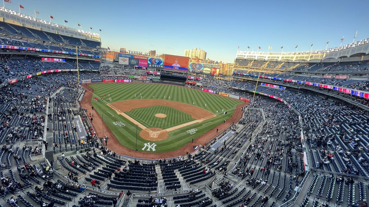 AmandaG76709043's tweet photo. Yankees game #RepBX https://t.co/zOWEWPjk9l