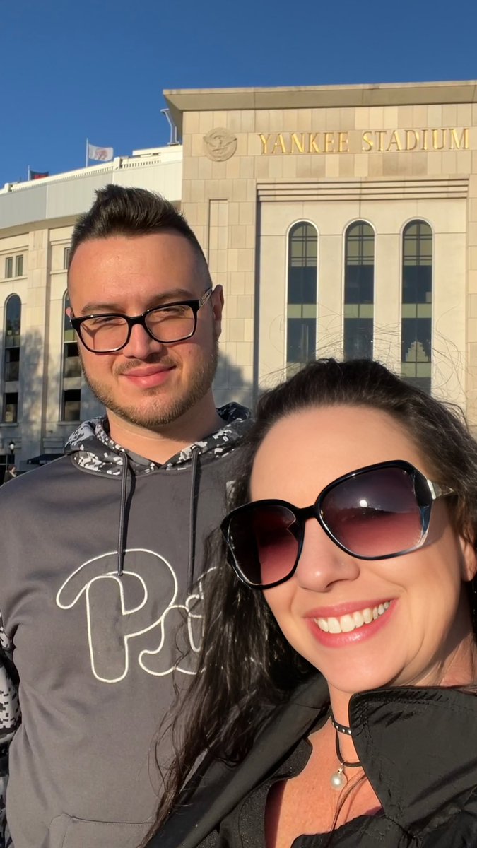 AmandaG76709043's tweet photo. Yankees game #RepBX https://t.co/zOWEWPjk9l