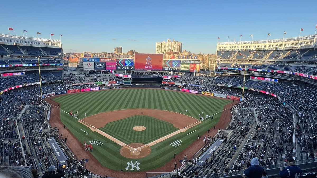 AmandaG76709043's tweet photo. Yankees game #RepBX https://t.co/zOWEWPjk9l